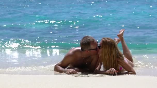 Um casal amoroso desfrutando de férias em uma praia tropical. Movimento lento . — Vídeo de Stock