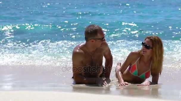 Una pareja amorosa disfrutando de unas vacaciones en una playa tropical. Movimiento lento . — Vídeos de Stock