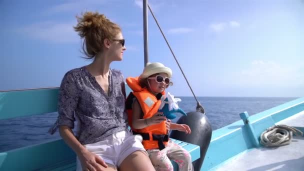 Νεαρή μητέρα και η μικρή της κόρη ιστιοπλοΐα σε μια βάρκα στη θάλασσα. Αργή κίνηση. — Αρχείο Βίντεο
