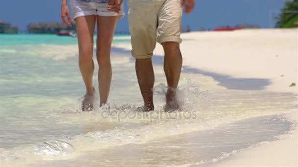 Paar wandelen langs het strand. Close Up van voeten en golven. — Stockvideo