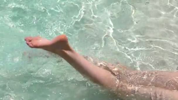Jovem mulher magra desfrutando as ondas turquesa de praia tropical . — Vídeo de Stock