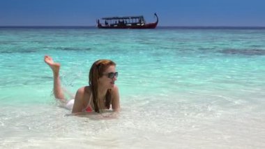 Genç kadının tropikal plaj turkuaz dalgaları ince.