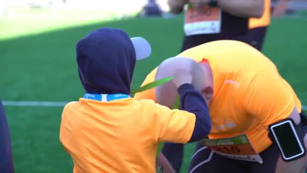 City marathon Los corredores reciben medallas de los participantes de la carrera . — Vídeos de Stock