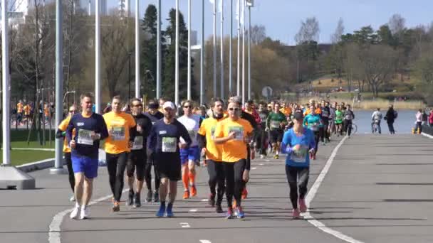 Many fans of a healthy lifestyle run city marathon. — Stock Video