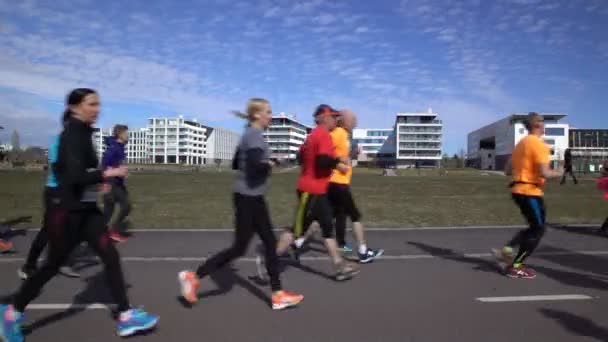 Muchos fans de un estilo de vida saludable correr maratón de la ciudad . — Vídeos de Stock