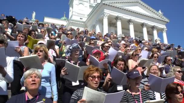 Enorme coro cantando en los escalones de la Catedral, Helsinki . — Vídeo de stock