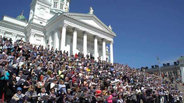 Ogromny chór śpiewa na schodach katedry, Helsinki. — Wideo stockowe