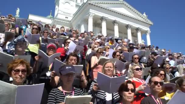 Enorme coro cantando en los escalones de la Catedral, Helsinki . — Vídeo de stock