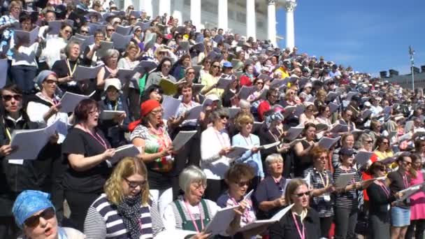 Enorme coro cantando en los escalones de la Catedral, Helsinki . — Vídeo de stock