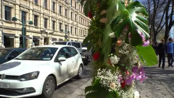 Blomsterarrangemang i mitten av den livliga staden. — Stockvideo
