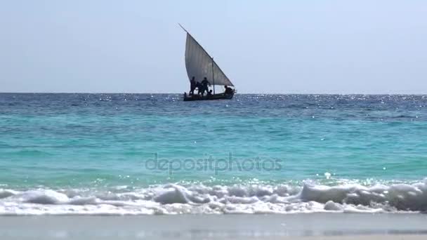 Vieux bateau en bois avec une voile blanche dans l'océan Indien . — Video