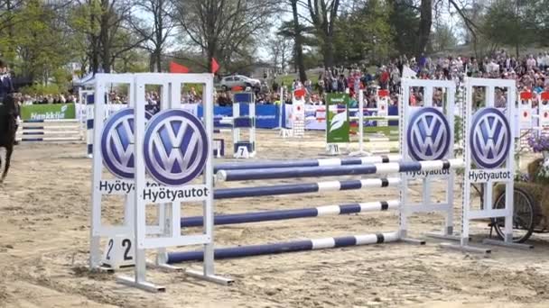 Кінь вершників, перестрибуючи через це перешкода — стокове відео