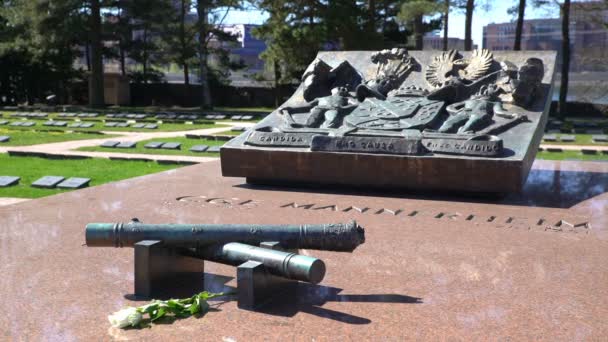 Das grab von carl gustav emil baron mannerheim, finnischer soldat und staatsmann auf dem soldatenfriedhof hietaniemi, helsinki. — Stockvideo