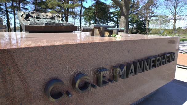 Ο τάφος του Carl Gustav Emil Baron Μάνερχαϊμ, φινλανδική στρατιώτης και πολιτικός στο στρατιωτικό κοιμητήριο Hietaniemi, Ελσίνκι. — Αρχείο Βίντεο