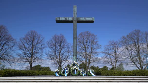 Cruz no cemitério militar de Hietaniemi, Helsinque . — Vídeo de Stock