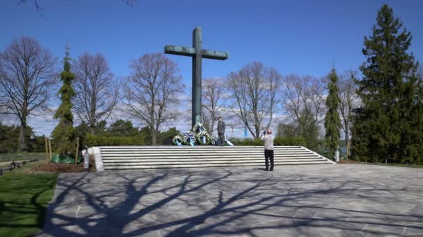 Cruz no cemitério militar de Hietaniemi, Helsinque . — Vídeo de Stock