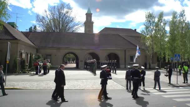 El ataúd con el cuerpo del difunto presidente es llevado al cementerio. . — Vídeos de Stock