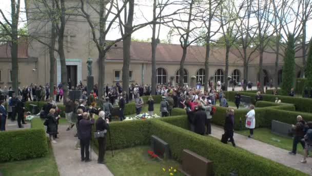 La gente depone fiori sulla tomba di Mauno Koivisto . — Video Stock