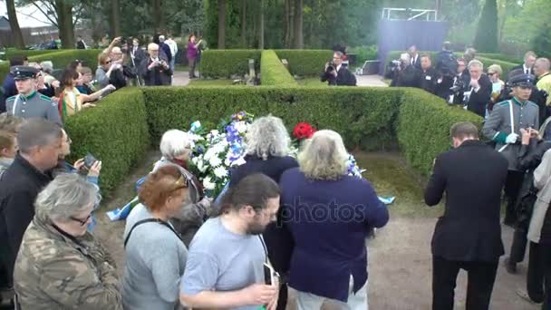 As pessoas põem flores na sepultura de Mauno Koivisto . — Vídeo de Stock