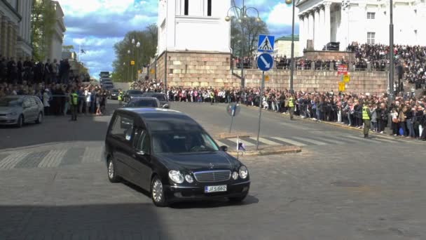 HELSINKI, FINLAND - 25 мая 2017 года: Похоронный кортеж с телом бывшего президента Мауно Койвисто проходит через Сенатскую площадь в Хельсинки . — стоковое видео