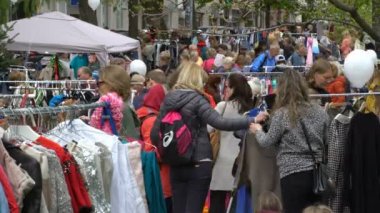 Bir sürü insan flea market city Park.