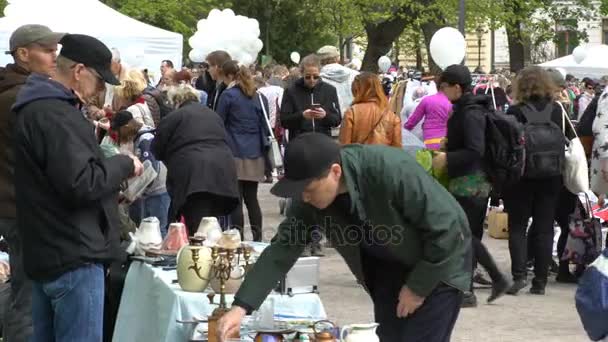 A lot of people at the flea market in the city Park. — Stock Video