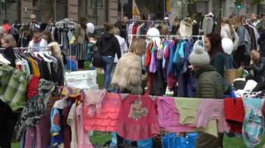 Bir sürü insan flea market city Park.