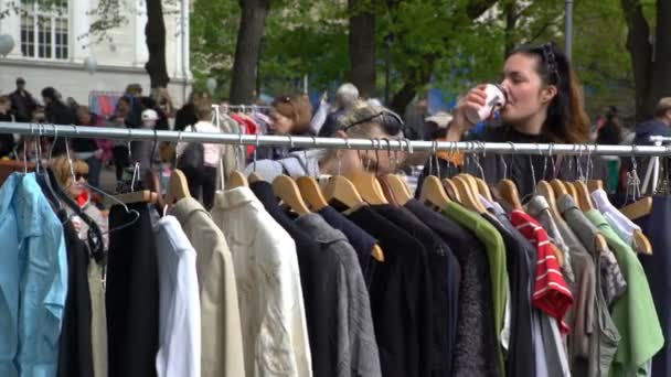 Mucha gente en el mercadillo en el parque de la ciudad . — Vídeos de Stock