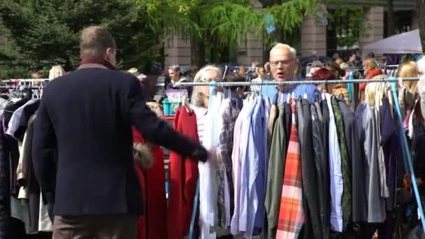 Mucha gente en el mercadillo en el parque de la ciudad . — Vídeos de Stock