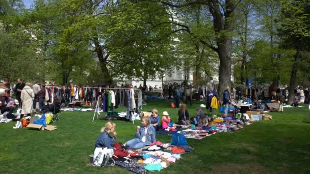 Wiele osób na pchlim targu w mieście Park. — Wideo stockowe