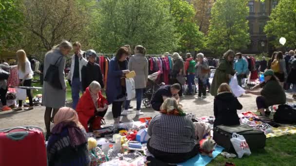 A lot of people at the flea market in the city Park. — Stock Video