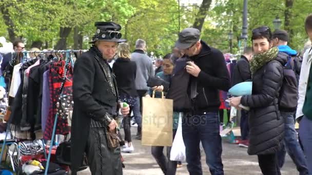 Hodně lidí na bleším trhu v city parku. — Stock video