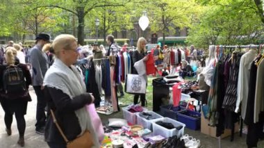 Bir sürü insan flea market city Park.