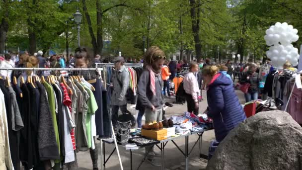 A lot of people at the flea market in the city Park. — Stock Video