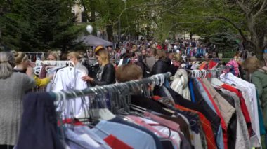 Bir sürü insan flea market city Park.