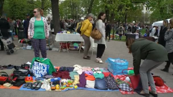 Beaucoup de gens au marché aux puces dans le parc de la ville . — Video