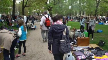 Bir sürü insan, flea market city Park. Öznel kamera