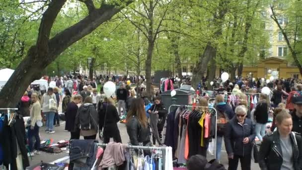 Un sacco di gente al mercatino delle pulci nel parco cittadino . — Video Stock