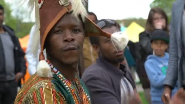 Svarta ungdomar dansar, sjunger och spelar trummor i en stadspark. — Stockvideo