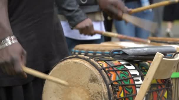 Svarta ungdomar dansar, sjunger och spelar trummor i en stadspark. — Stockvideo