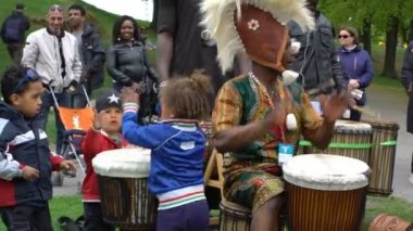 Siyah gençler dans, şarkı ve Şehir Parkı içinde davul çalma.