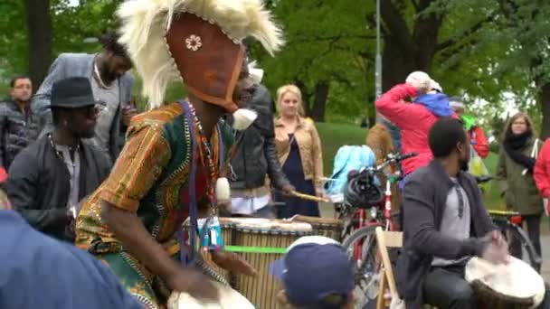 Jóvenes negros bailando, cantando y tocando la batería en un parque de la ciudad . — Vídeos de Stock