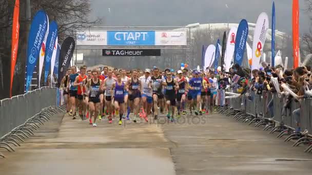 Un montón de corredores en el inicio de la maratón . — Vídeos de Stock