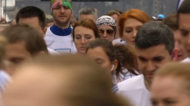 A lot of runners run the annual public marathon in Moscow. Slow Motion. — Stock Video