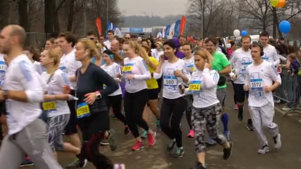 Muchos corredores corren la maratón pública anual en Moscú. Moción lenta . — Vídeos de Stock