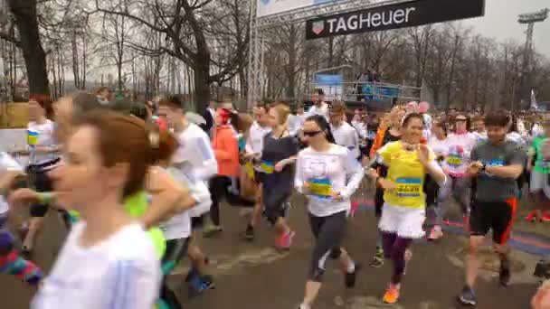 A lot of runners run the annual public marathon in Moscow. — Stock Video