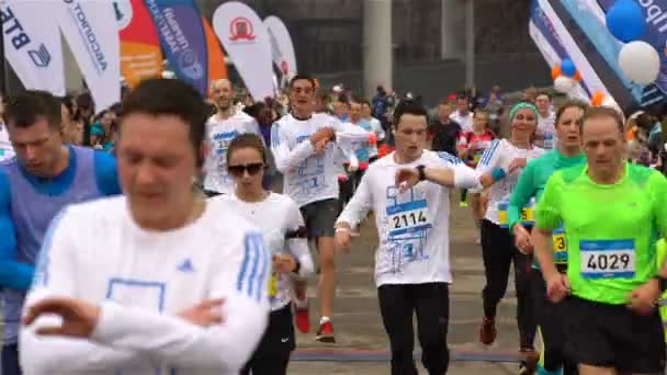 Un montón de corredores en la línea de meta de la maratón pública de Moscú . — Vídeos de Stock