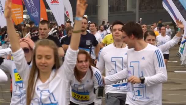 A lot of runners at the finish line of public Moscow marathon. Slow motion. — Stock Video