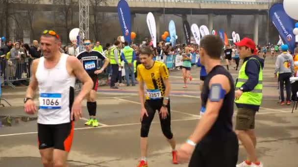 Un montón de corredores en la línea de meta de la maratón pública de Moscú . — Vídeos de Stock