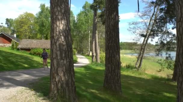 두 명의 활성 여자 할 북유럽 공원에서 산책. 추적 촬영. — 비디오